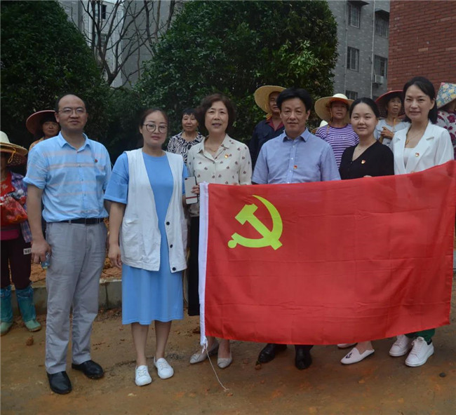 炎炎夏日送清涼，點滴關(guān)懷暖人心——城投集團各黨支部開展“送清涼”慰問一線員工活動