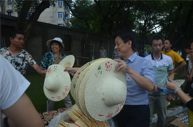 炎炎夏日送清涼，點滴關(guān)懷暖人心——城投集團各黨支部開展“送清涼”慰問一線員工活動