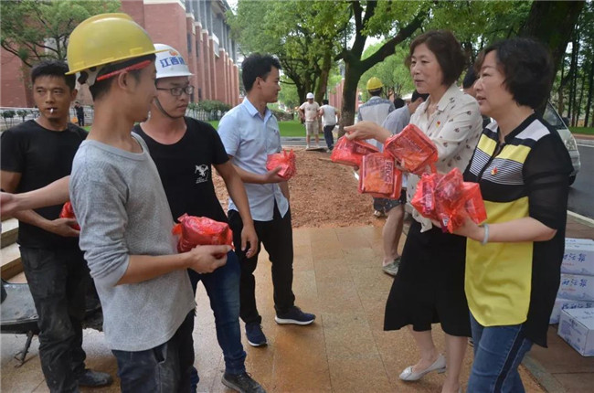 炎炎夏日送清涼，點滴關(guān)懷暖人心——城投集團各黨支部開展“送清涼”慰問一線員工活動