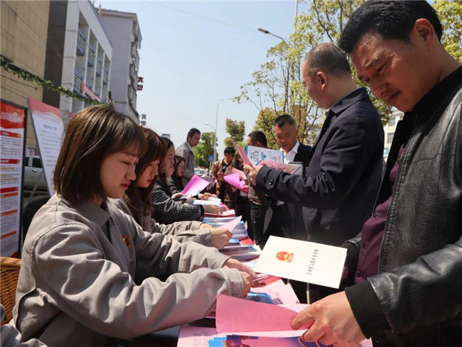 市城投集團組織開展普法宣傳黨員志愿服務(wù)活動